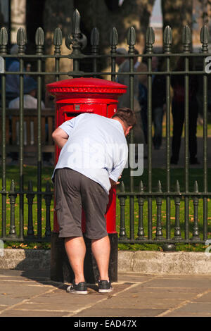 Postman vidant la boîte postale à Greenwich, Londres, Royaume-Uni en septembre Banque D'Images