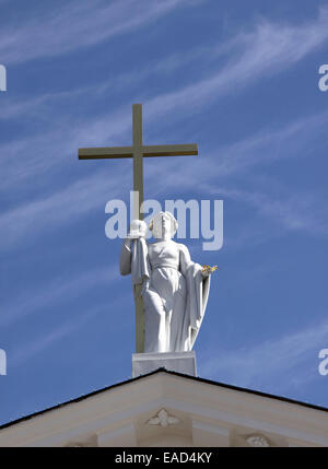 Statue de Saint Helena holding croix en haut de la cathédrale de Vilnius, Lituanie Banque D'Images