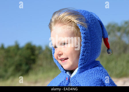 Heureux 2-3 ans girl smiling et à la recherche dans la distance Banque D'Images