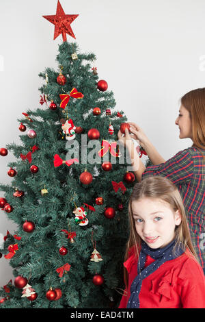 Fille à côté de l'arbre de Noël Banque D'Images