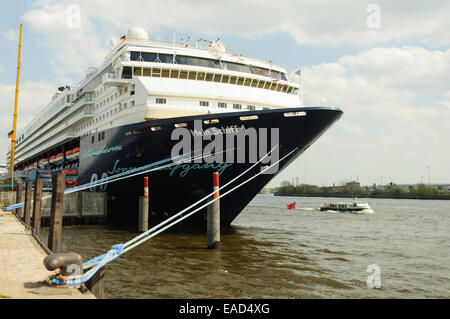 Bateau de croisière 'Mein Schiff 1' administré par TUI Cruises ancrés dans le port de Hambourg, le Centre de croisière, HafenCity, Hamburg, Hambourg Banque D'Images