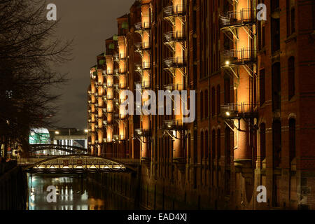 Allumé Kontorhaus immeubles de bureaux à Hambourg, historique d'entrepôts Speicherstadt, Hambourg, Allemagne Banque D'Images