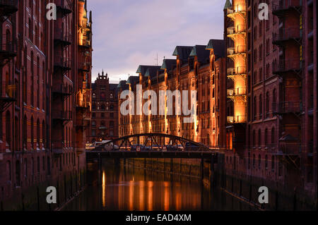 Les immeubles de bureaux lumineux à Hamburg Speicherstadt du quartier commerçant historique, Hambourg, Allemagne Banque D'Images