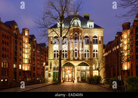 Dans le bâtiment Wasserschloss historique d'entrepôts Speicherstadt, Hambourg, Allemagne Banque D'Images