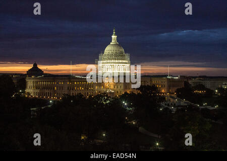 Le Capitole Dome entouré par un échafaudage allumé sur une nuit de tempête le 10 novembre 2014 à Washington, DC. Les 60 millions de dollars est d'arrêter la détérioration de la coupole de fer de fonte et la préserver pour l'avenir. Banque D'Images