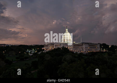 Le Capitole Dome entouré par un échafaudage allumé sur une nuit de tempête le 10 novembre 2014 à Washington, DC. Les 60 millions de dollars est d'arrêter la détérioration de la coupole de fer de fonte et la préserver pour l'avenir. Banque D'Images