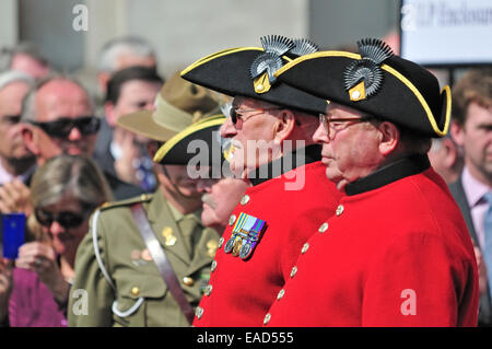 L'Anzac Day, Londres, 25 avril 2013. Gerbe de fleurs au cénotaphe. Chelsea retraités avec des médailles Banque D'Images