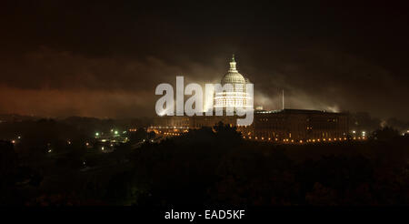 Le Capitole Dome entouré par un échafaudage allumé sur une nuit brumeuse, 10 novembre 2014 à Washington, DC. Les 60 millions de dollars est d'arrêter la détérioration de la coupole de fer de fonte et la préserver pour l'avenir.  Banque D'Images