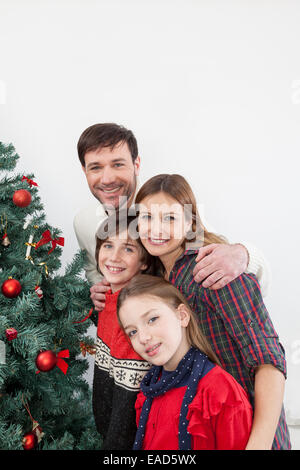 À côté de l'arbre de Noël de la famille Banque D'Images