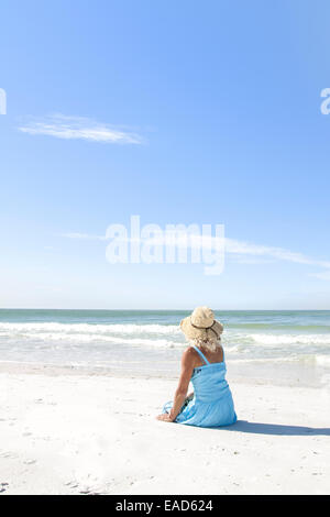 Mature Woman sitting on Coquina Beach, Anna Maria Island, Floride Banque D'Images