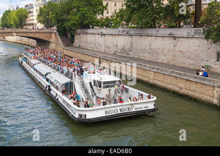 Paris, France - 11 août 2014 : Blanc touristique passagers navire exploité par Bateaux-Mouches va sur Seine près de l'emplacement est Banque D'Images