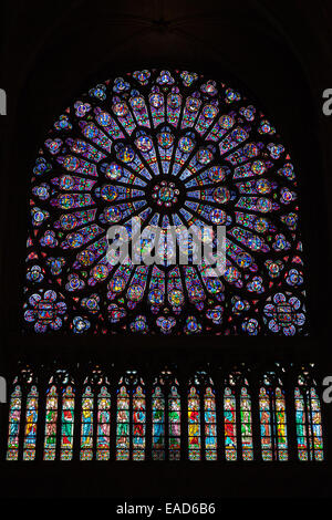 Paris, France - 11 août 2014 : vitrail rond de couleur sombre dans l'intérieur de la cathédrale Notre Dame de Paris Banque D'Images