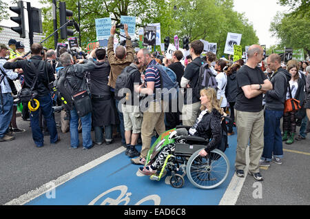 Londres, Angleterre, Royaume-Uni. Marche nationale contre l'abattage du blaireau, juin 2013, par la Tate Britain gallery. Femme dans un fauteuil roulant Banque D'Images