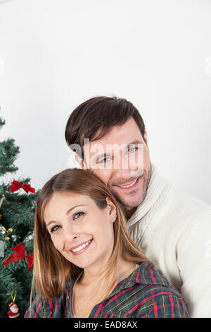 Heureux couple smiling in christmas Banque D'Images