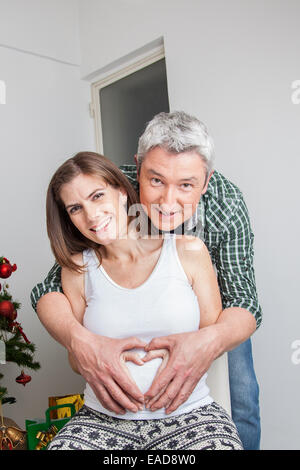 Femme enceinte et mari heureux Banque D'Images