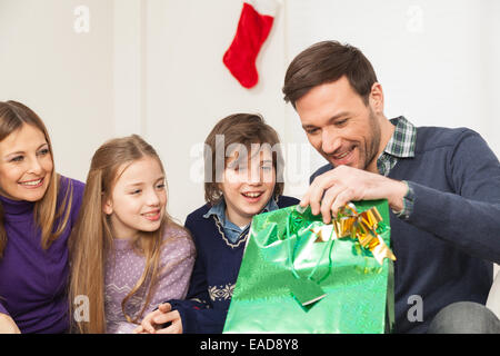 Ouvrir son père présent avec sa famille Banque D'Images