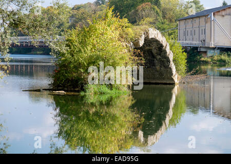 Ruines de vieux pont pont romain arch reflète dans les eaux calmes de la rivière Le Doubs, Dole, Jura, Franche-Comté, France, Europe Banque D'Images