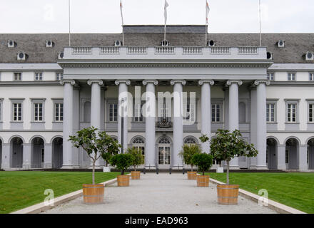 Allée menant à la 18e siècle Schloss Kurfurstliches ou palais électoral à Coblence, Rhénanie-Palatinat, Allemagne, Europe Banque D'Images