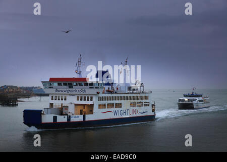 Car-ferry Wightlink wightlink suivie par l'entrée dans le port de Portsmouth en catamaran Banque D'Images