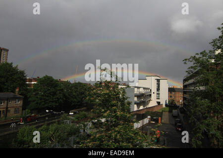 Un double arc-en-ciel apparaît sur Regents Canal à Hackney, East London après gratuites dans la capitale comprend : Atmosphère Où : London, Royaume-Uni Quand : 10 mai 2014 Banque D'Images