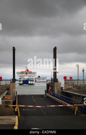 Car-ferry Wightlink approching barrières avec rampe de chargement Banque D'Images