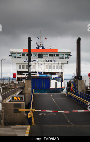 Car-ferry Wightlink approching barrières avec rampe de chargement Banque D'Images