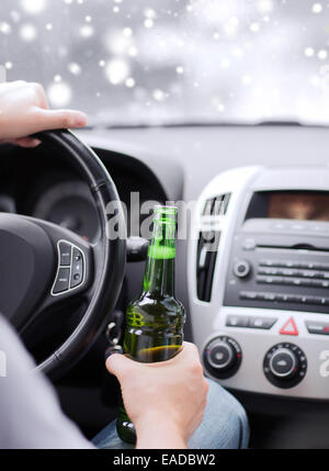 Close up of man de boire de l'alcool au volant d'un véhicule Banque D'Images