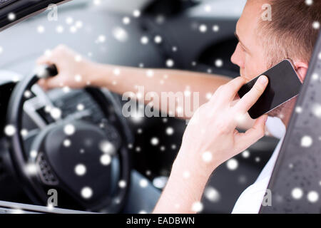 Close up of man using smartphone au volant d'un véhicule Banque D'Images