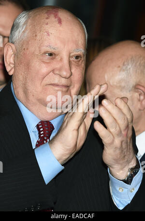 Berlin, Allemagne. 05Th Nov, 2014. L'ancien président soviétique Mikhaïl Gorbatchev applaudit au "Cinema for Peace HEROES Dîner de Gala' à l'hôtel Adlon à Berlin, Allemagne, 08 novembre 2014. Le gala est organisé à l'occasion du 25e anniversaire de la chute du Mur de Berlin. Photo : Jens Kalaene/dpa/Alamy Live News Banque D'Images