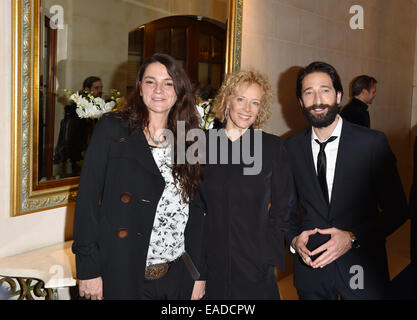 Berlin, Allemagne. 05Th Nov, 2014. Directeur Katja von Garnier (L-R), Katja Riemann, actrice et acteur américain Adrian Brody arrivent pour le 'cinéma pour la paix HEROES Dîner de Gala' à l'hôtel Adlon à Berlin, Allemagne, 08 novembre 2014. Le gala est organisé à l'occasion du 25e anniversaire de la chute du Mur de Berlin. Photo : Jens Kalaene/dpa/Alamy Live News Banque D'Images