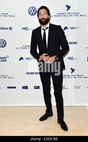 Berlin, Allemagne. 05Th Nov, 2014. L'acteur américain Adrian Brody arrive pour le 'héros Cinema for Peace' Dîner de gala à l'hôtel Adlon à Berlin, Allemagne, 08 novembre 2014. Le gala est organisé à l'occasion du 25e anniversaire de la chute du Mur de Berlin. Photo : Jens Kalaene/dpa/Alamy Live News Banque D'Images