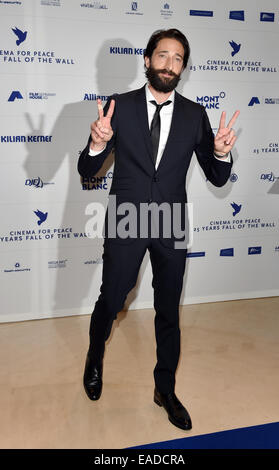 Berlin, Allemagne. 05Th Nov, 2014. L'acteur américain Adrian Brody arrive pour le 'héros Cinema for Peace' Dîner de gala à l'hôtel Adlon à Berlin, Allemagne, 08 novembre 2014. Le gala est organisé à l'occasion du 25e anniversaire de la chute du Mur de Berlin. Photo : Jens Kalaene/dpa/Alamy Live News Banque D'Images