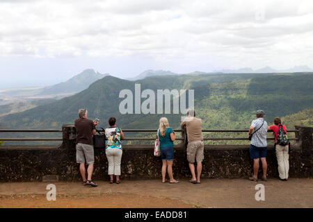 Les touristes à un point de vue, le Parc National des Gorges de Rivière Noire, Ile Maurice Banque D'Images