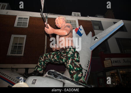 Bonfire Night Lewes, dans le Sussex, 2014. Effigie de Poutine fait équipe plan malaisien tombé d'être exhibés devant le feu Banque D'Images