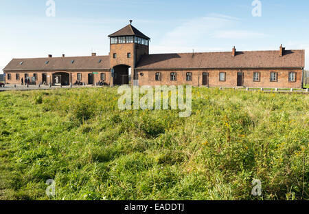 AUSCHWITZ, Pologne - 25 octobre 2014 : l'entrée principale de l'infâme d'Auschwitz II-Birkenau, un ancien camp d'extermination nazi Banque D'Images