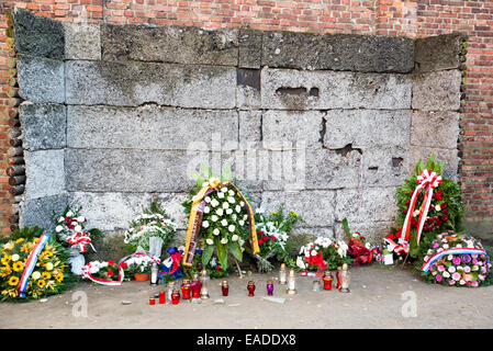 AUSCHWITZ, Pologne - 25 octobre 2014 : le mémorial de la mort mur dans le camp de concentration d'Auschwitz à Oswiecim, Pologne. Banque D'Images