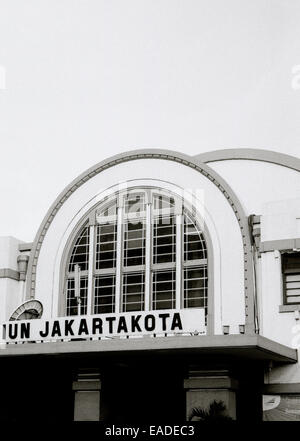 Architectecture Art déco de la gare de Kota Jakarta à Jakarta, à Java en Indonésie en Asie du Sud-Est Extrême-Orient. Transport Voyage Banque D'Images