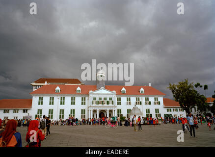 Ciel d'orage au Musée d'histoire de Jakarta en place Fatahillah à Jakarta à Java en Indonésie en Asie du Sud-Est Extrême-Orient. Site touristique Travel Banque D'Images