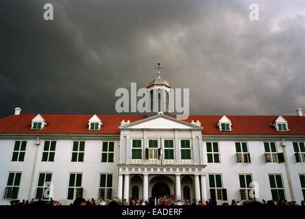 Ciel d'orage au Musée d'histoire de Jakarta en place Fatahillah à Jakarta à Java en Indonésie en Asie du Sud-Est Extrême-Orient. Site touristique Travel Banque D'Images