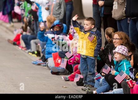 Sympathisants alignés sur trottoir sur Congress Avenue à Austin, au Texas, pour montrer leur soutien au cours de l'Assemblée Veteran's Day Parade Banque D'Images