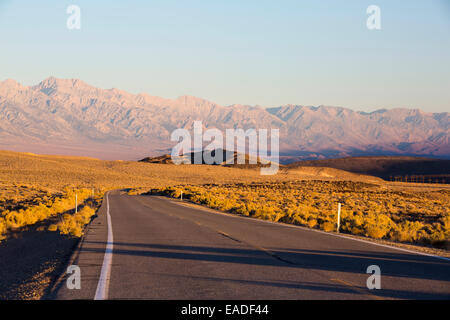 Aube lumière sur les versants est de la Great Western diviser des montagnes de la route dans la vallée de la mort, Californie, USA. Banque D'Images