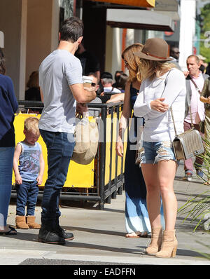 Petit-déjeuner a Hilary Duff avec fils Luca Comrie et mari Mike Comrie, auprès de qui elle a récemment séparés avec : Hilary Duff,Mike Comrie,Luca Comrie Où : Los Angeles, California, United States Quand : 10 mai 2014 Banque D'Images