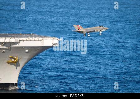 Un F-35C de l'US Navy Lightning II Joint strike fighter décolle de l'envol du porte-avions USS Nimitz, le 5 novembre 2014 dans l'océan Pacifique. Banque D'Images