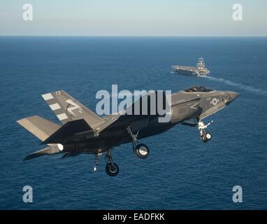 Un F-35C de l'US Navy Lightning II Joint strike fighter effectue une approche de terrain sur le pont d'envol du porte-avions USS Nimitz, le 3 novembre 2014 dans l'océan Pacifique. Banque D'Images