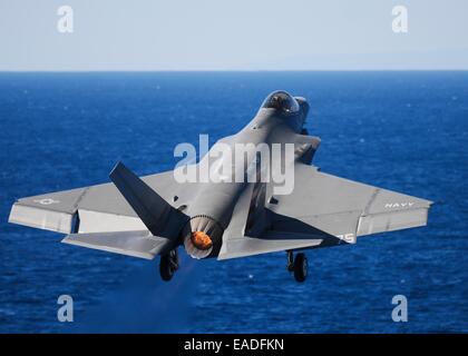 Un F-35C de l'US Navy Lightning II Joint strike fighter procède à une touche et rendez-vous au poste de pilotage du porte-avions USS Nimitz, le 3 novembre 2014 dans l'océan Pacifique. Banque D'Images