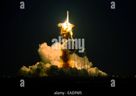 L'Orbital Sciences Corporation Antares rocket, avec l'engin spatial Cygnus à bord, souffre d'une anomalie catastrophique pendant le lancement de la Mid-Atlantic Regional Spaceport le 28 octobre 2014, de la NASA à Wallops Flight Facility en Virginie. L'Antares a lancé avec l'engin spatial Cygnus rempli avec plus de 5 000 livres de matériel pour la Station spatiale internationale. Banque D'Images