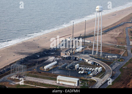 Vue de la région du centre du littoral de l'aire de lancement Spaceport dommages après une fusée Antares Orbital Sciences Corporation, avec l'engin spatial Cygnus à bord, a subi une grave anomalie d'exploser quelques instants après le lancement du 29 octobre 2014, de la NASA à Wallops Flight Facility en Virginie. L'Antares a lancé avec l'engin spatial Cygnus rempli avec plus de 5 000 livres de matériel pour la Station spatiale internationale. Banque D'Images