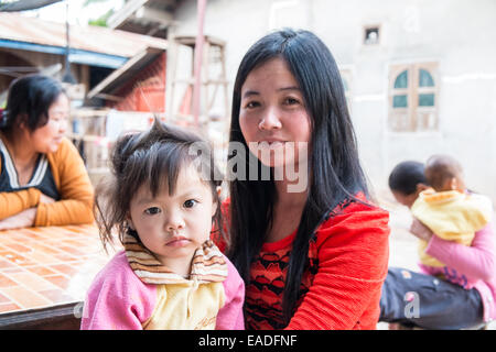 Mère et fille dans village à quelques kilomètres de Luang Prabang, Laos, Asie du Sud Est, Asie, Banque D'Images