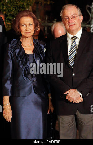 Athènes, Grèce. 12Th Nov, 2014. La Reine Sofia d'Espagne avec la ministre de la Culture grec Kostas Tasoulas. La Reine Sofia d'Espagne inaugurer l'exposition ''amis et clients d'El Greco à Tolède'' au Musée Benaki, près de la Place Syntagma à Athènes. Aristidis Crédit : Vafeiadakis/ZUMA/Alamy Fil Live News Banque D'Images