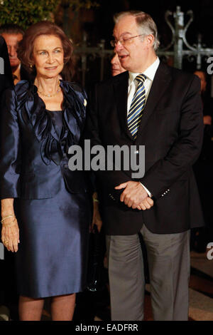 Athènes, Grèce. 12Th Nov, 2014. La Reine Sofia d'Espagne avec la ministre de la Culture grec Kostas Tasoulas. La Reine Sofia d'Espagne inaugurer l'exposition ''amis et clients d'El Greco à Tolède'' au Musée Benaki, près de la Place Syntagma à Athènes. Aristidis Crédit : Vafeiadakis/ZUMA/Alamy Fil Live News Banque D'Images